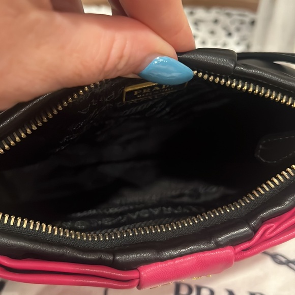 🎀Prada pink and black ribbon handbag! - Picture 8 of 10